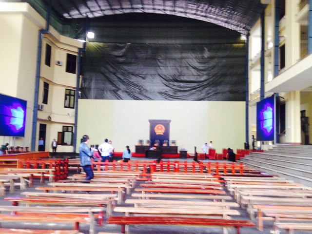 Hội tường xét xử vụ án đã được TAND tỉnh Phú Thọ chuẩn bị chu đáo. Hai bên được bố trí các màn hình lớn. (ảnh: HC, chụp chiều 11/11)