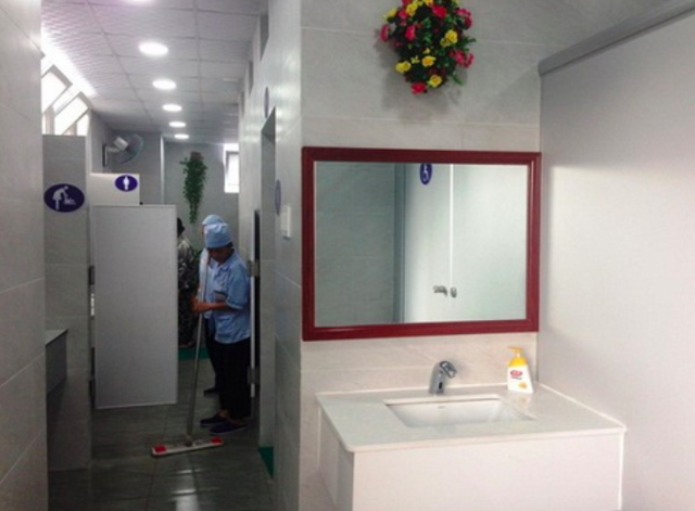 
Nhà vệ sinh của Bệnh viện Nhân dân Gia Định (TPHCM) thường có nhân viên dọn dẹp, phục vụ. ẢNh: TL
