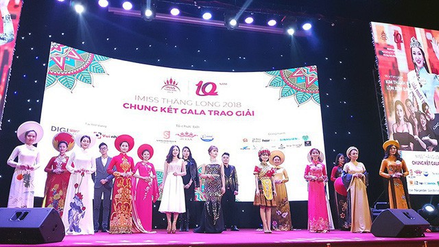 To&agrave;n cảnh 17 th&iacute; sinh tranh t&agrave;i trong đ&ecirc;m chung kết Imiss Thăng Long 2018 ở 2 hạng mục Ca h&aacute;t v&agrave; Chụp ảnh.