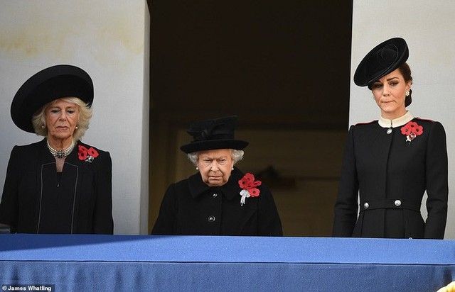Kate cùng Nữ hoàng Anh và mẹ chồng đứng chung một ban công.
