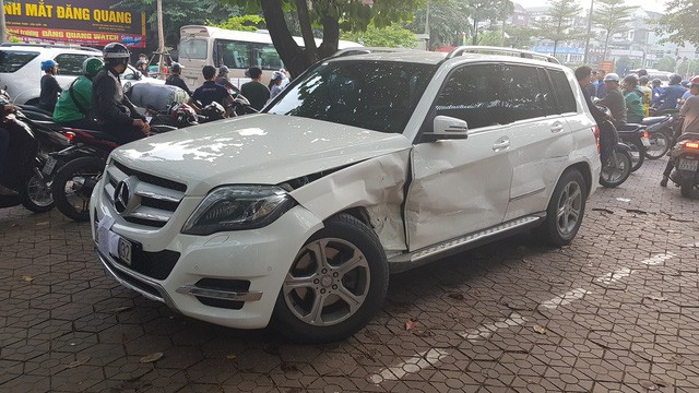 
Chiếc ô tô Mercedes bị tông biến dạng sau vụ va chạm (Ảnh: Hoàng Phúc)
