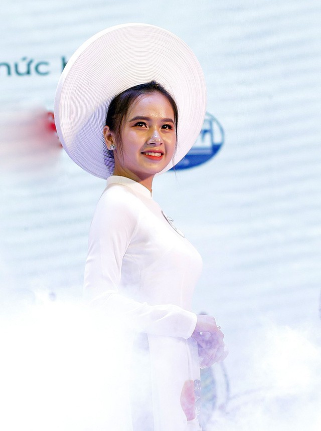 Trần Thị Lan Anh - nữ sinh giành giải Nhì hạng mục Chụp ảnh thướt tha khi trình diễn áo dài