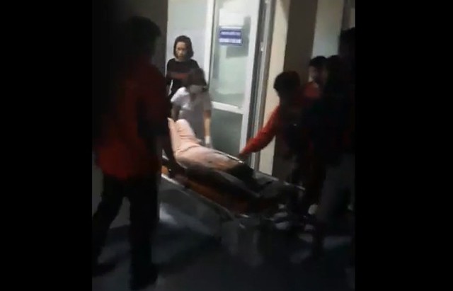
Sản phụ Hường được chuyển viện trước sức ép của người nhà bệnh nhân. Ảnh: Cắt từ clip
