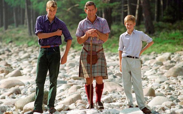 Thái tử Charles và hai con trai William và Harry trong chuyến nghỉ dưỡng ở Polvier, Scotland, năm 1997. Ảnh: Telegraph.