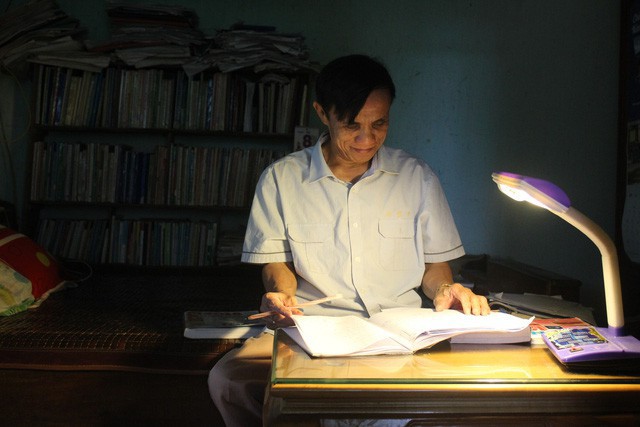 Sau những buổi dạy học, &ocirc;ng Dũng lại tiếp tục m&agrave;y m&ograve;, s&aacute;ch vở để t&igrave;m kiếm th&ecirc;m kiến thức