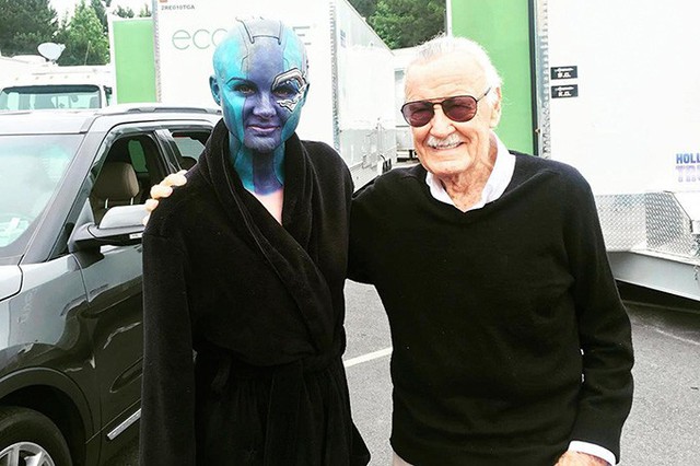 Stan Lee c&ugrave;ng nữ diễn vi&ecirc;n Karen Gillan tr&ecirc;n phim trường Avengers: Infinity War.