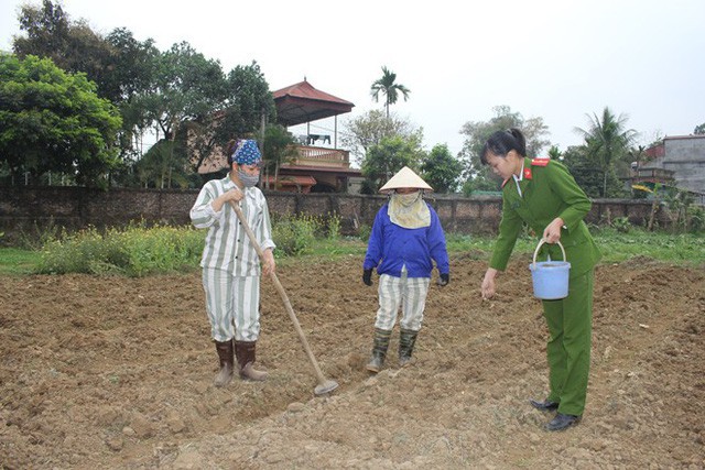 Thiếu úy Bàn Thị Huệ hướng dẫn phạm nhân lao động.