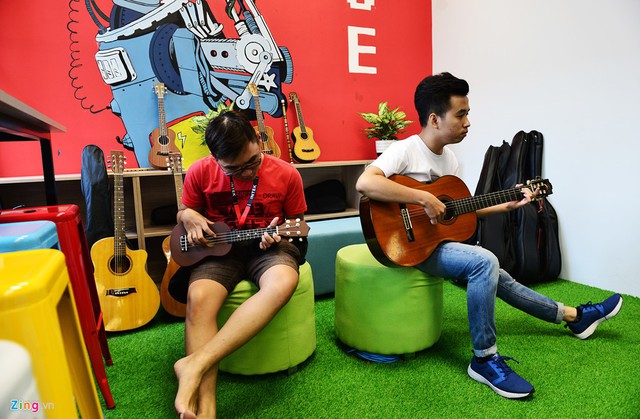 Học viên có thể giải trí sau những giờ học căng thẳng bằng đàn guitar.