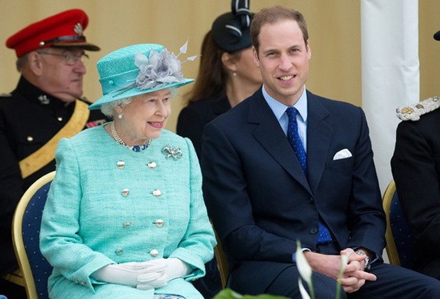 Nữ hoàng và Hoàng tử William - người đứng thứ 2 và thứ 3 trong danh sách được yêu thích nhất hoàng gia - tại một sự kiện năm 2013. Ảnh: UK Press.
