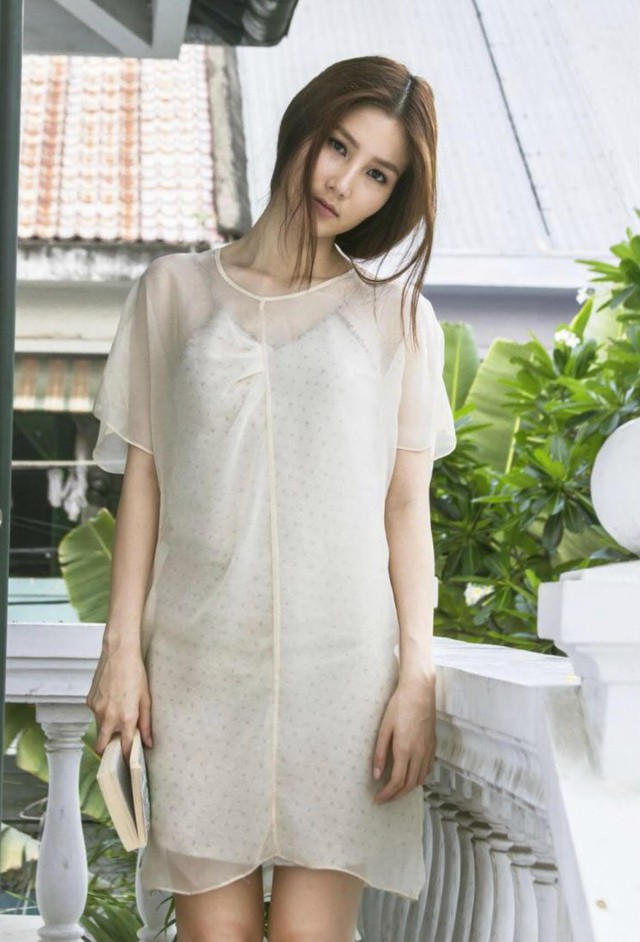 Diễm My diện lớp áo voan xuyên thấu mặc bên ngoài váy ngủ chấm bi giúp bộ trang phục thêm phần tinh tế và nền nã.