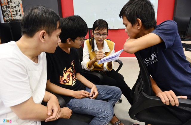 Thời gian theo học dự kiến của mỗi học vi&ecirc;n l&agrave; 2,5 năm. Sau khi tốt nghiệp, nhận được chứng chỉ B , học vi&ecirc;n được đảm bảo mức lương tối thiểu từ 1.200 USD /th&aacute;ng (gần 28 triệu đồng). Ở năm học đầu ti&ecirc;n n&agrave;y, Intek nhận được hơn 1.200 hồ sơ đăng k&yacute;. 34 học vi&ecirc;n được nhận sau khi trải qua kỳ thi k&eacute;o d&agrave;i 2 tuần.
