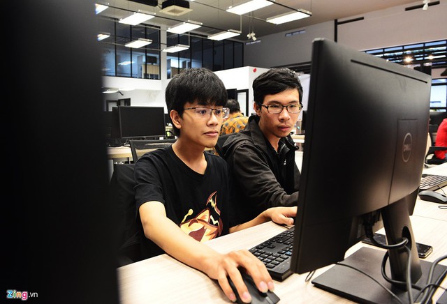Đang học năm thứ ba, khoa CNTT, ĐH Khoa học Tự nhi&ecirc;n (ĐH Quốc gia TP.HCM), Ng&ocirc; B&aacute; Ho&agrave;ng Thi&ecirc;n cho biết ở trường học l&yacute; thuyết nhiều, c&ograve;n ở đ&acirc;y được thực tế nhiều hơn, học v&agrave; l&agrave;m c&aacute;c dự &aacute;n theo nh&oacute;m, c&ugrave;ng huấn luyện vi&ecirc;n. Tuy thời gian học mới bắt đầu, nh&oacute;m em đ&atilde; l&agrave;m được một số dự &aacute;n nhỏ... C&aacute;ch học như đang l&agrave;m việc nhưng kh&ocirc;ng bị &aacute;p lực về kiếm tiền m&agrave; em được tự do s&aacute;ng tạo, t&iacute;ch lũy kiến thức cho tương lai, học vi&ecirc;n n&agrave;y t&acirc;m sự.