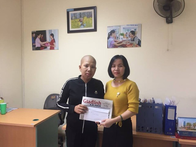 
PV Phương Thuận – đại diện chường trình Vòng tay nhân ái đã trực tiếp trao số tiền 6.300.000 đồng của bạn đọc giúp đỡ chị Vân

