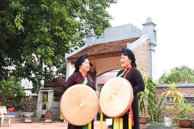 
Các chị Hai duyên dáng trong áo tứ thân, nón quai thao. Ảnh: TẠ Toàn
