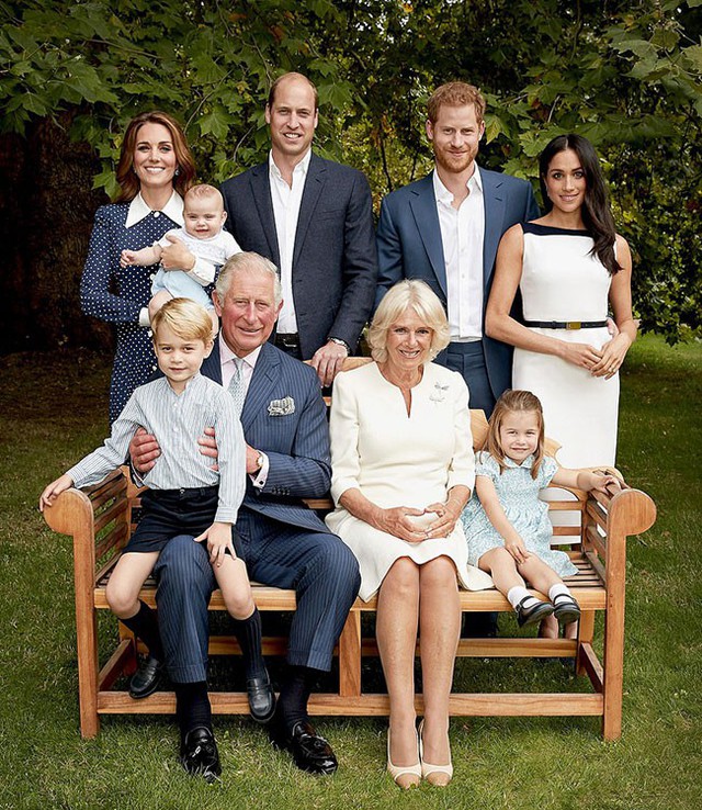 Thái tử Charles bên vợ và các con trai, con dâu, cháu nội trong khu vườn Clarence House hồi tháng 9. Ảnh: Clarece House.
