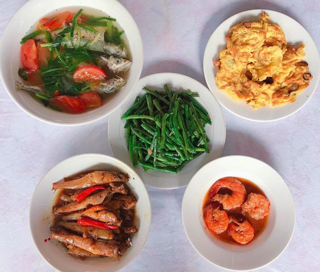 Mâm cơm 5 món gồm có canh cá nấu ngót, cá bống kho cay, trứng chiên, tôm kho cùng đậu que xào.