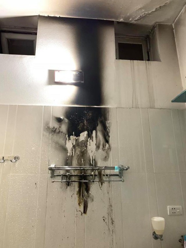 
Sau vụ phát nổ, nhà tắm bị cháy một mảng đen kịt.
