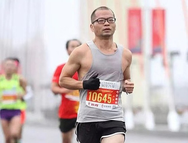 Li Gang đạt thành tích 2 tiếng 55 phút 52 giây và đứng thứ 34 trong bảng xếp hạng của nam giới tại cuộc đua. Ảnh: China News.