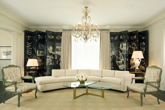 Bộ ghế sofa cong trở thành tâm điểm chú ý bên trong căn phòng khách gia đình với lối thiết kế tối giản.