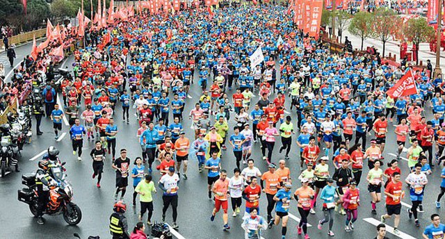 30.000 vận động viên tham gia Nanchang International Marathon hôm 11/11 ở thành phố Nam Xương, Trung Quốc. Ảnh: China News.