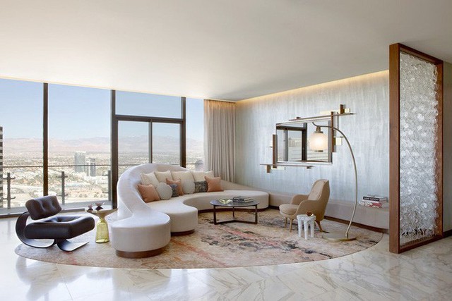 Thiết kế đặc biệt nên chỉ với một bộ ghế sofa và chiếc bàn trà nhỏ là bạn đã có một góc tiếp khách, nghỉ ngơi hoàn hảo như thế này rồi.