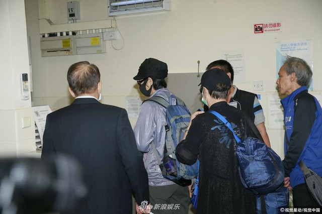 Hình ảnh hiếm hoi của chị gái và người thân Lam Khiết Anh bên trong được cánh phóng viên chụp được