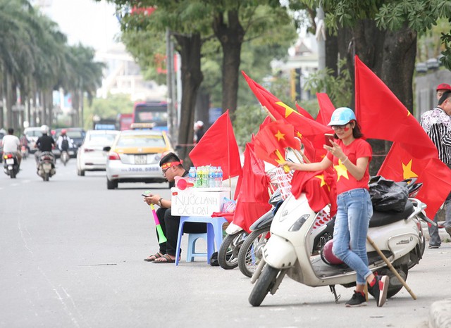 
Dọc đường Lê Quang Đạo rất nhiều người đã đứng bán cờ hoa, băng-rôn phục vụ cổ động viên.
