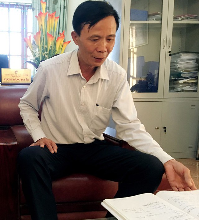Hiệu trưởng THCS thị trấn Vân Đình Vương Đăng Tuyến khẳng định phương pháp sư phạm của cô T. chưa tốt và học sinh cũng chưa lễ phép. Ảnh: Q.Q. 