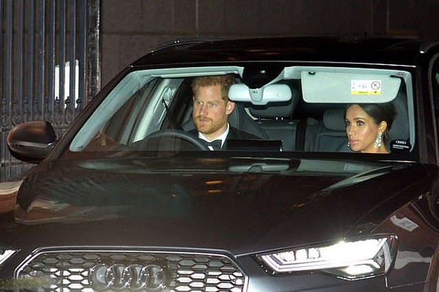 Công tước xứ Sussex lái chiếc Audi đưa Meghan tới tiệc sinh nhật 70 tuổi của Thái tử Charles ở Điện Buckingham tối 14/11. Ảnh: PA.