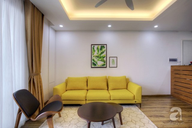 
Ghế sofa màu vàng làm điểm nhấn cho căn phòng.

