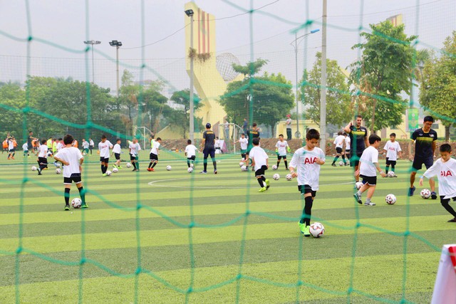 Các chân sút nhí còn nhận được sự hỗ trợ chuyên môn từ trung tâm đào tạo Fox Football Việt Nam.
