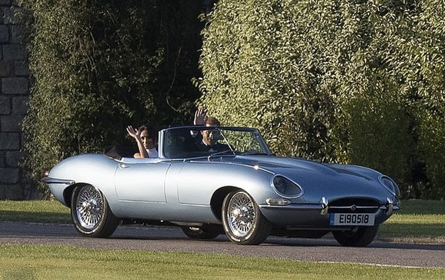 Harry dùng chiếc Jaguar để đưa vợ mới cưới Meghan tới bữa tiệc được tổ chức ở Frogmore House sau hôn lễ tại nhà nguyện St. George, lâu đài Windsor, hôm 19/5. Ảnh: PA.