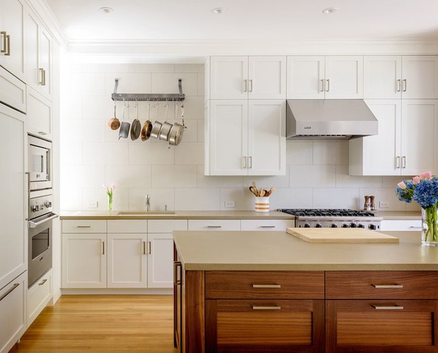 
Bạn cũng có thể gắn giá treo đồ ở những phần không gian để trống khác trong nhà bếp như thế này.
