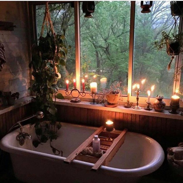 
Sử dụng bồn tắm và mỗi khi tắm buổi tối, bạn có thể thắp nến lung linh ở cửa sổ vô cùng ấn tượng.
