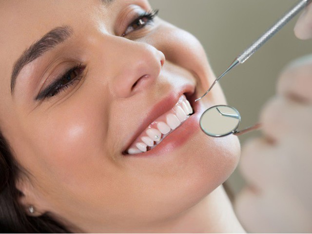 
Khi sử dụng răng khểnh giả cần đi khám định kỳ tránh ảnh hưởng sức khỏe răng miệng. Ảnh minh họa
