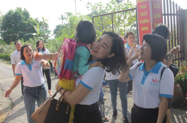
Nhóm thiện nguyện Niềm tin cùng nhiều đoàn từ thiện, cá nhân đến chùa Tiên Minh thăm hỏi 2 bé bị bỏ rơi

