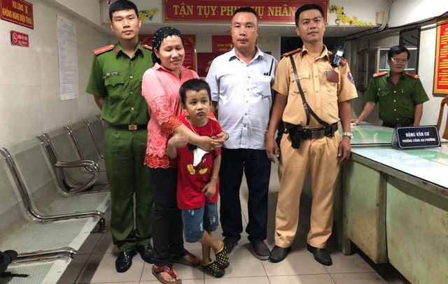 CSGT Bến Thành cùng mẹ con bé trai 7 tuổi đi lạc