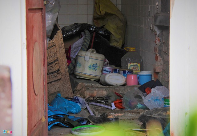 Trong một số phòng vệ sinh, đồ dùng sinh hoạt của một số hộ gia đình chuyển vào sinh sống bị vứt bỏ thành đống, nằm ngổn ngang. Phía ngoài lối vào cỏ mọc um tùm.