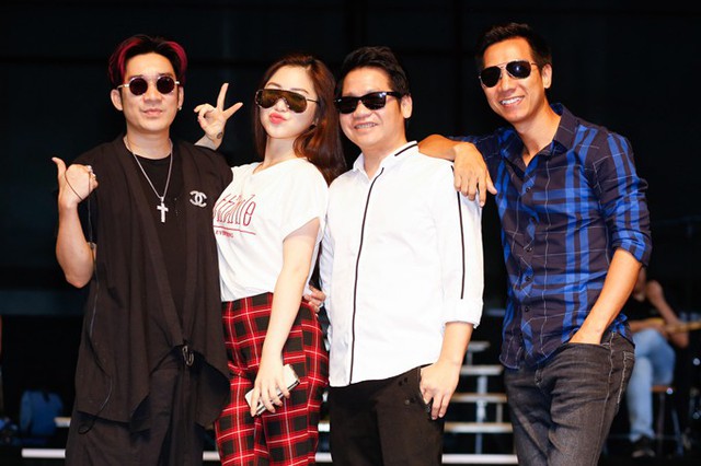 Từ trái sang: Quang Hà, Hương Tràm, Trọng Tấn và Lê Anh Dũng vui vẻ trong buổi khớp sân khấu.