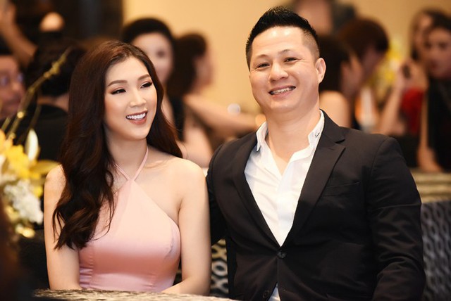 Hoa hậu Áo dài 2018 dự tiệc cùng ông xã - doanh nhân Mạnh Cường.