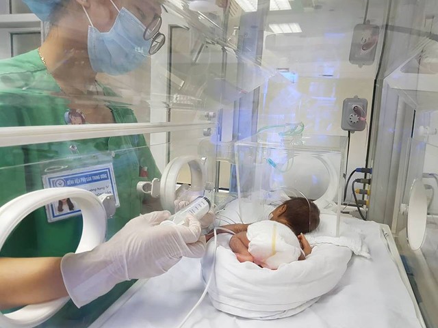 
Chăm sóc em bé sinh non 27 tuần, nặng 900gr tại Trung tâm Chăm sóc và điều trị sơ sinh
