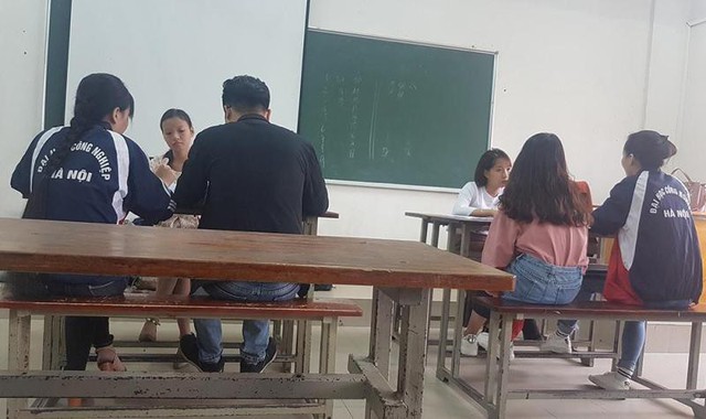 
Trong phòng thi dành cho sinh viên đã nộp tiền chống trượt (học ôn). Ảnh: Báo Lao động
