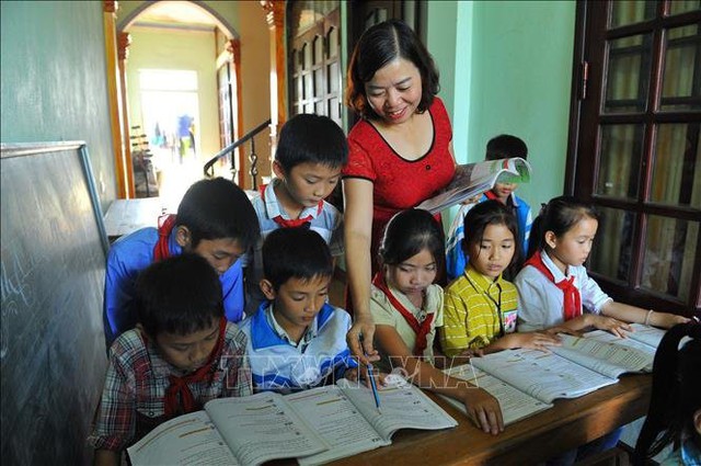 
Ngoài nấu cơm nuôi học sinh vào mỗi buổi trưa, cô Nguyên còn dạy học miễn phí tại nhà cho các em học sinh nghèo. Ảnh: Minh Đức/TTXVN
