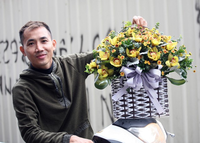 
Anh Nguyễn Hoàng Nam mua lẵng hoa giá 500.000 đồng tặng thầy giáo cũ.
