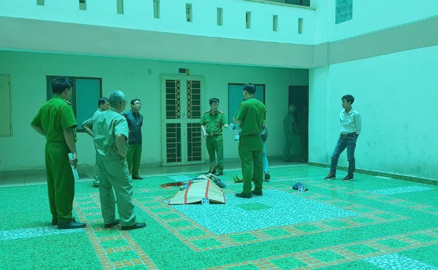 Công an khám nghiệm hiện trường vụ việc