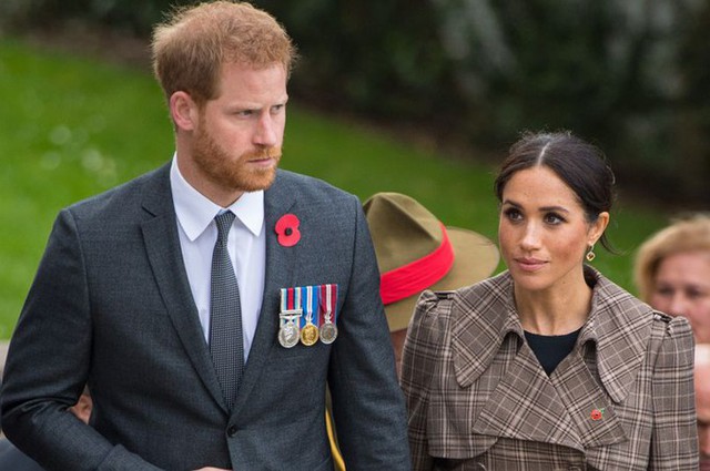 Harry và Meghan thăm Công viên Tưởng niệm Chiến tranh Quốc gia Pukeahu ở Wellington, New Zealand, hôm 28/10. Ảnh: Daily Mirror.