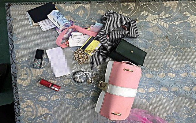 Chiếc túi xách của chị T. bị Thạch cướp.