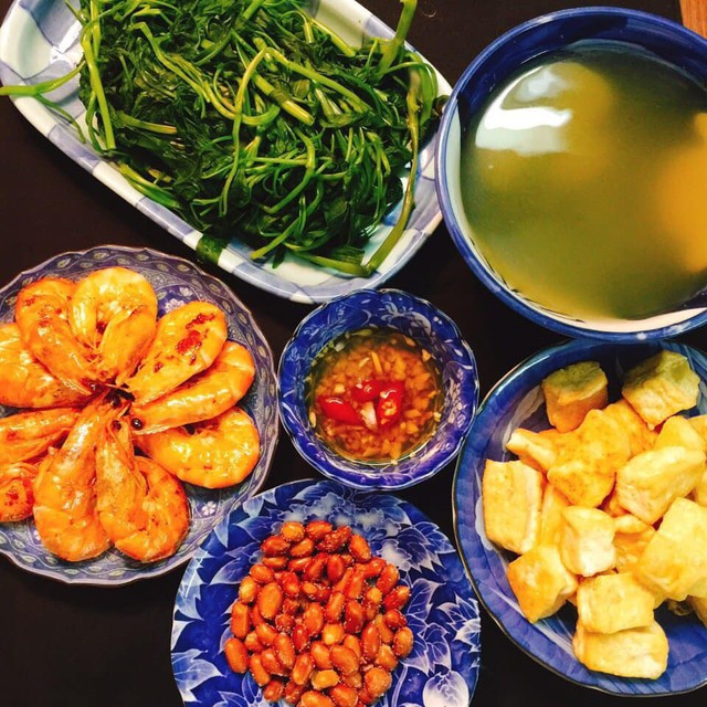 Mâm cơm của chị Giang Hương chỉ có hai vợ chồng nhưng có cả tôm rang, muối lạc, đậu rán, rau muống luộc vô cùng hấp dẫn