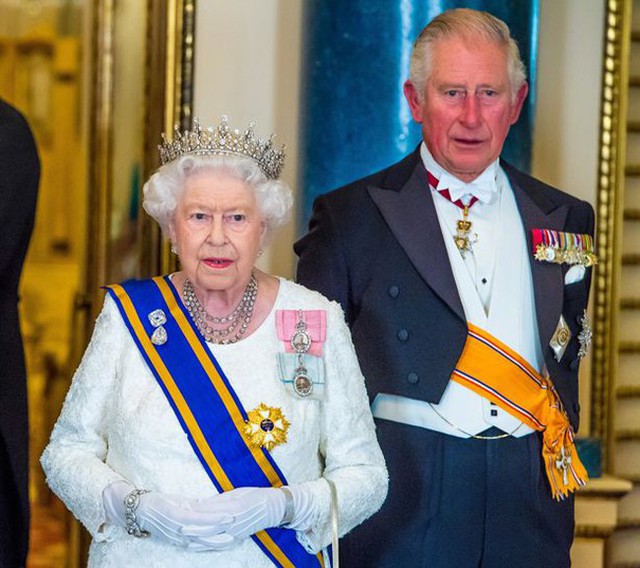 Nữ hoàng Elizabeth II và Thái tử Charles trong quốc yến chào mừng Quốc vương Willem-Alexander và Hoàng hậu Maxima của Hà Lan tối 23/10. Ảnh: PA.