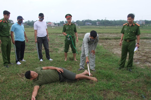 Công an thực nghiệm lại hiện trường, Thắng là đối tượng bịt mặt (ảnh tư liệu)